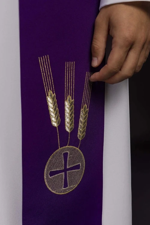 Stuła kapłańska fioletowa z haftem eucharystycznym – detal 3