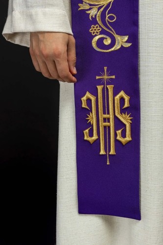 Stuła kapłańska fioletowa z haftem IHS – detal 2