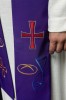 Stuła kapłańska fioletowa z haftem krzyża – detal 3