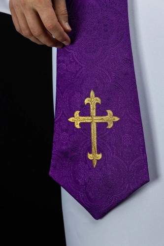 Stuła kapłańska fioletowa z haftem krzyża – detal 2