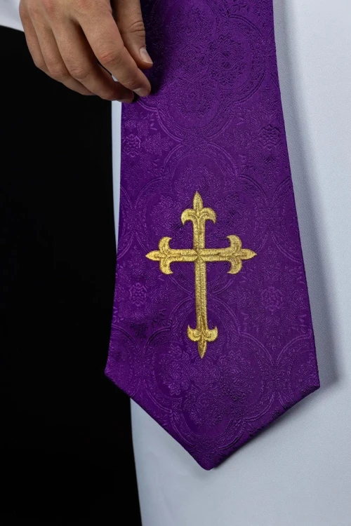 Stuła kapłańska fioletowa z haftem krzyża – detal 2