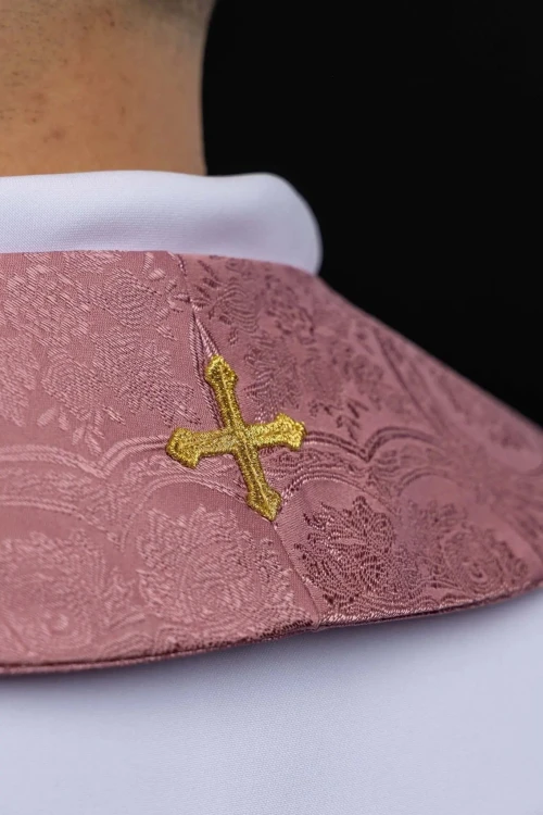 Stuła kapłańska różowa z haftem krzyża – detal 4