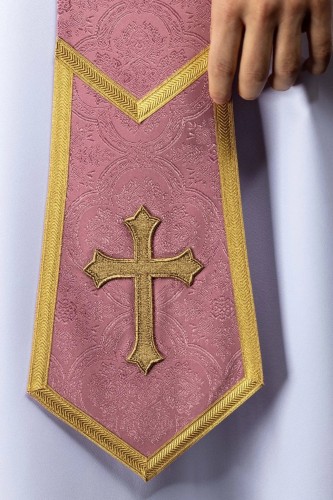 Stuła kapłańska różowa z haftem krzyża – detal 2