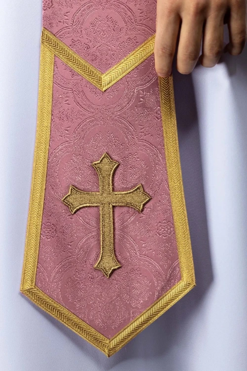 Stuła kapłańska różowa z haftem krzyża – detal 2
