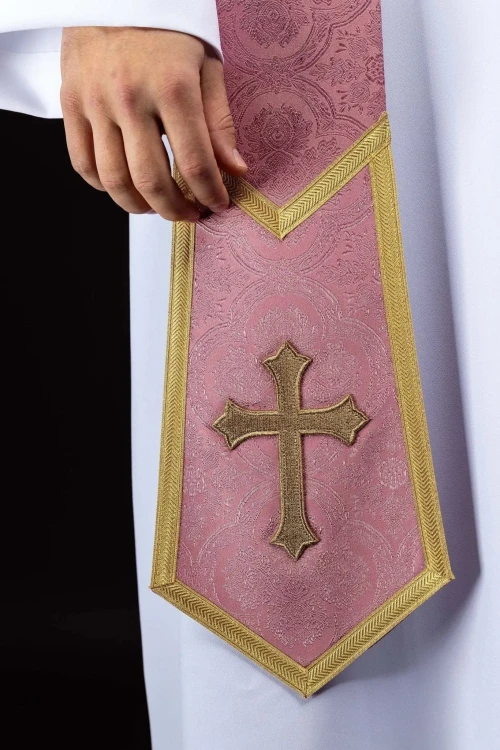Stuła kapłańska różowa z haftem krzyża – detal 4
