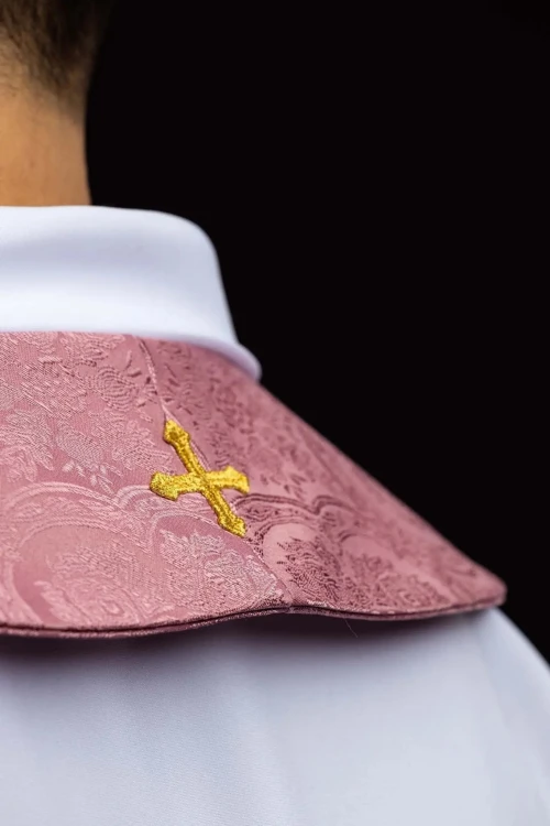 Stuła kapłańska różowa z haftem krzyża – detal 5
