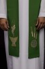 Stuła kapłańska zielona z haftem eucharystycznym – detal 2