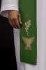 Stuła kapłańska zielona z haftem eucharystycznym – detal 3