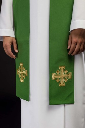 Stuła kapłańska zielona z haftem krzyża – detal 2