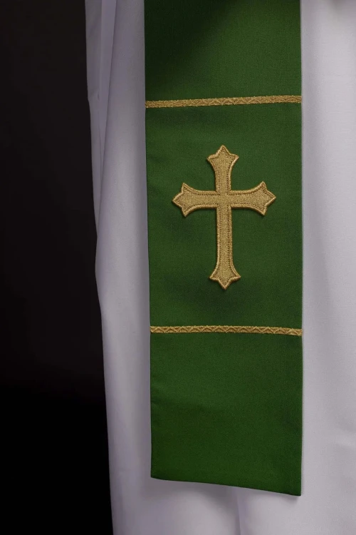 Stuła kapłańska zielona z haftem krzyża – detal 2