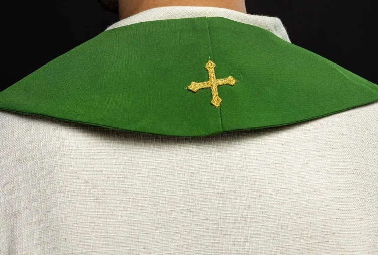Stuła kapłańska zielona z haftem krzyża – detal 3