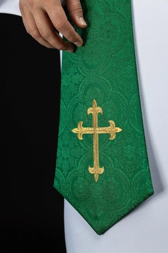 Stuła kapłańska zielona z haftem krzyża – detal 2