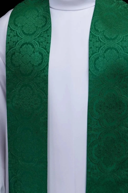Stuła kapłańska zielona z haftem krzyża – detal 3