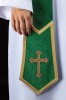 Stuła kapłańska zielona z haftem krzyża – detal 2