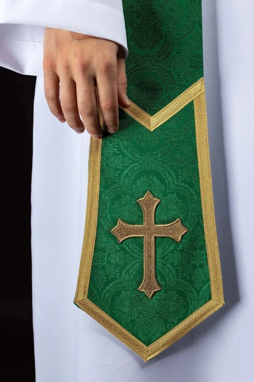Stuła kapłańska zielona z haftem krzyża – detal 2