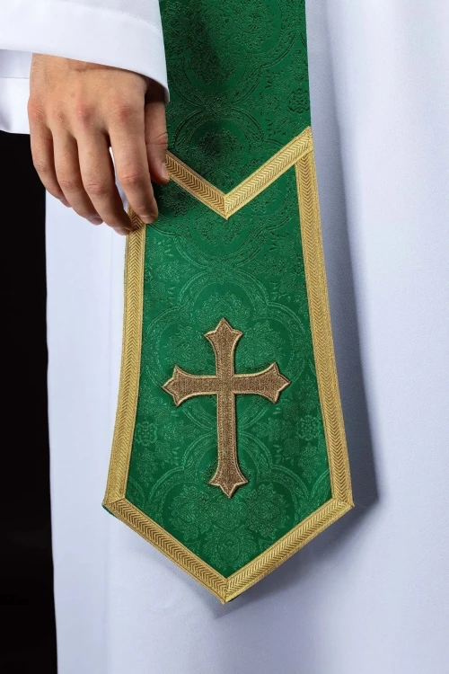 Stuła kapłańska zielona z haftem krzyża – detal 5