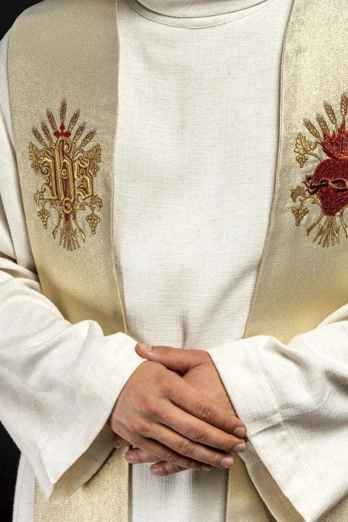 Stuła kapłańska złota z dekoracyjnym haftem – detal 2