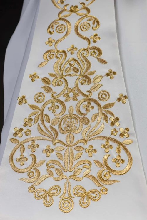 Stuła liturgiczna biała z haftem maryjnym – detal 4