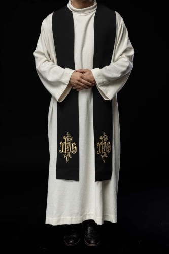Stuła liturgiczna czarna z haftem IHS