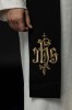 Stuła liturgiczna czarna z haftem IHS – detal 2