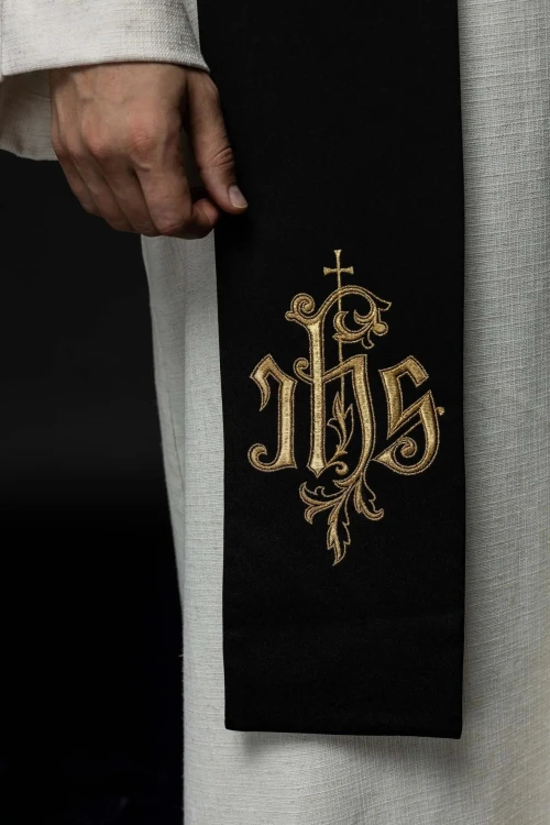Stuła liturgiczna czarna z haftem IHS – detal 2