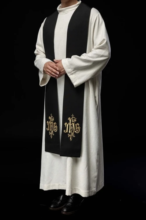 Stuła liturgiczna czarna z haftem IHS – detal 3