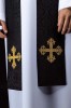 Stuła liturgiczna czarna z haftem krzyża – detal 4