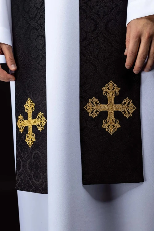 Stuła liturgiczna czarna z haftem krzyża – detal 4