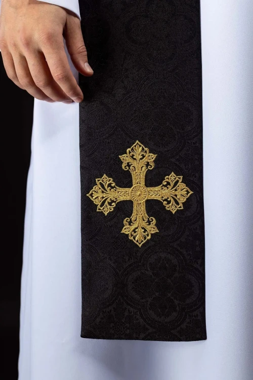 Stuła liturgiczna czarna z haftem krzyża – detal 5