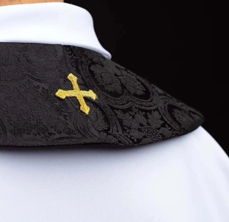 Stuła liturgiczna czarna z haftem krzyża – detal 6