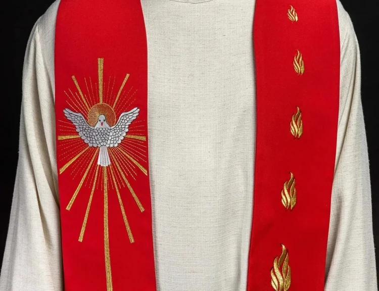 Stuła liturgiczna czerwona z dekoracyjnym haftem – detal 2