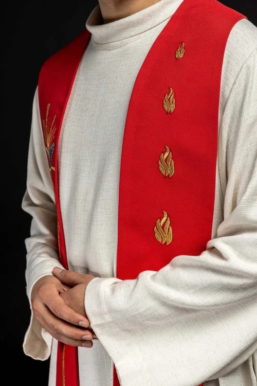 Stuła liturgiczna czerwona z dekoracyjnym haftem – detal 4