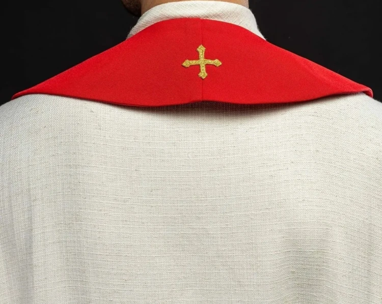 Stuła liturgiczna czerwona z haftem IHS – detal 3