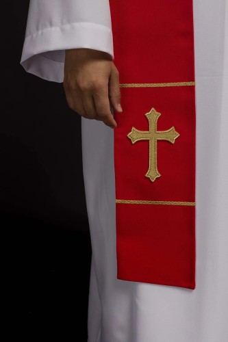 Stuła liturgiczna czerwona z haftem krzyża – detal 2