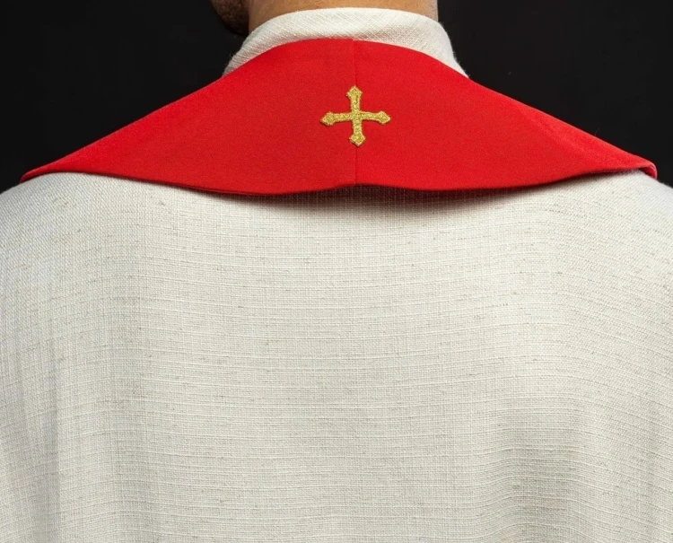 Stuła liturgiczna czerwona z haftem krzyża – detal 3