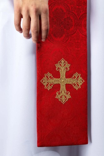 Stuła liturgiczna czerwona z haftem krzyża – detal 2