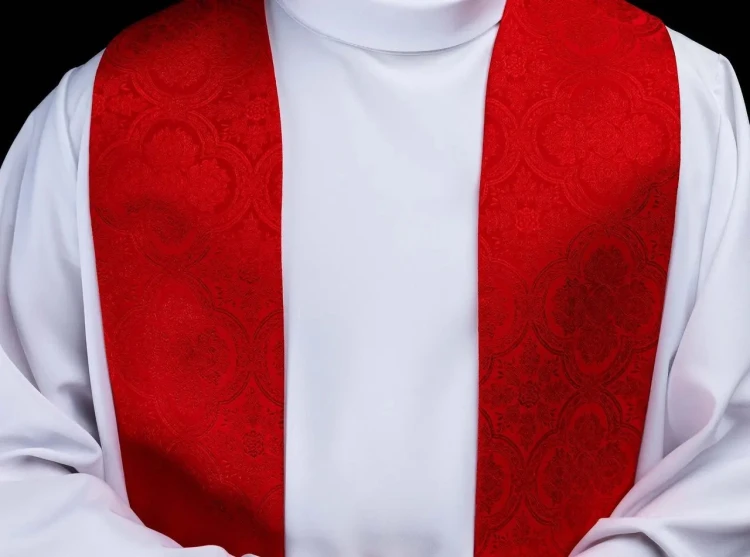 Stuła liturgiczna czerwona z haftem krzyża – detal 3