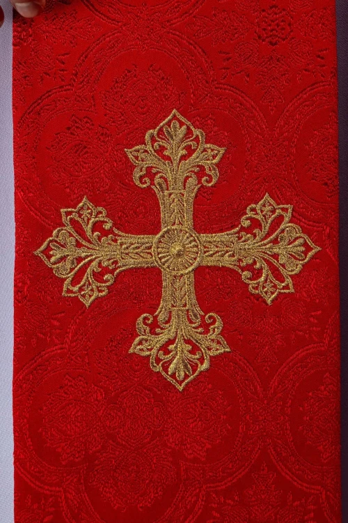 Stuła liturgiczna czerwona z haftem krzyża – detal 5