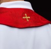 Stuła liturgiczna czerwona z haftem krzyża – detal 6