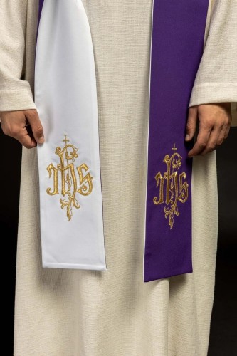 Stuła liturgiczna dwustronna fioletowo-biała z haftem IHS – detal 2