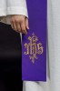Stuła liturgiczna dwustronna fioletowo-biała z haftem IHS – detal 3