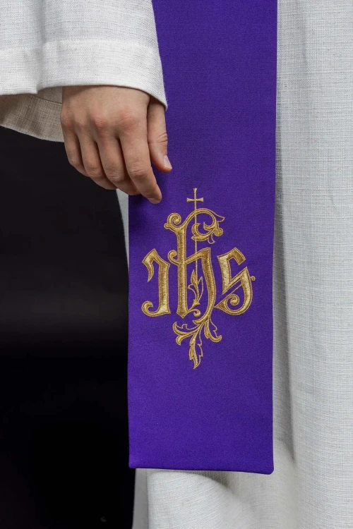 Stuła liturgiczna dwustronna fioletowo-biała z haftem IHS – detal 3