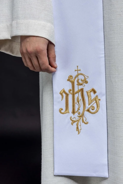 Stuła liturgiczna dwustronna fioletowo-biała z haftem IHS – detal 4