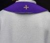 Stuła liturgiczna dwustronna fioletowo-biała z haftem IHS – detal 8