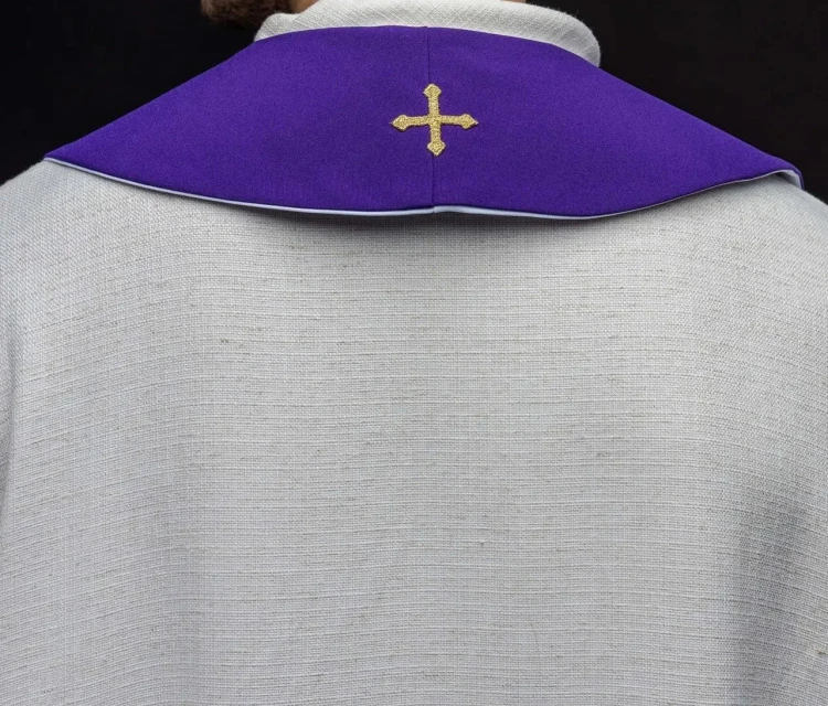 Stuła liturgiczna dwustronna fioletowo-biała z haftem IHS – detal 8