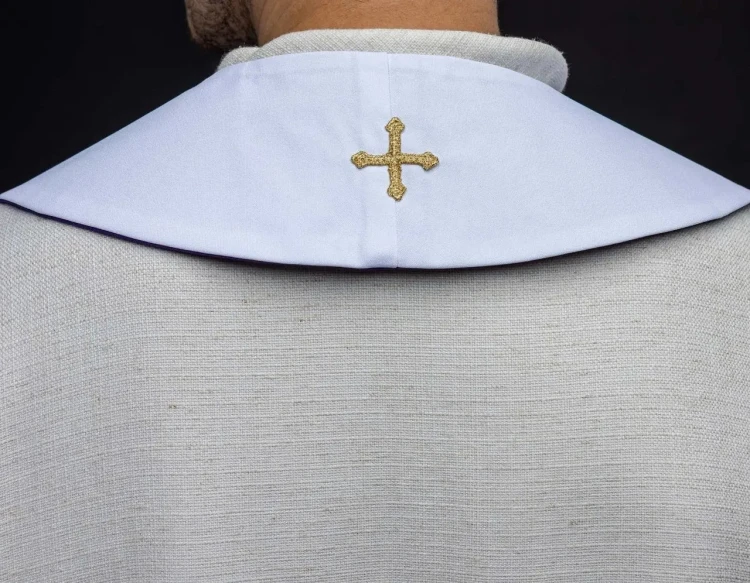 Stuła liturgiczna dwustronna fioletowo-biała z haftem IHS – detal 9