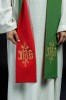 Stuła liturgiczna dwustronna zielono-czerwona z haftem IHS – detal 2