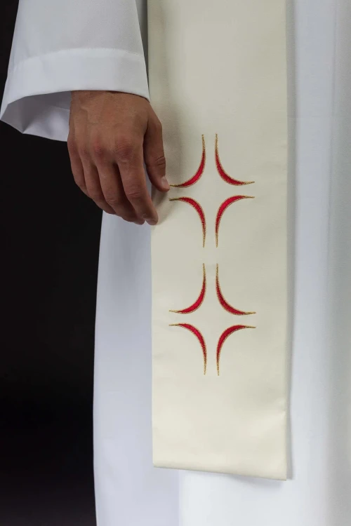 Stuła liturgiczna ecru z haftem Baranka Paschalnego – detal 3