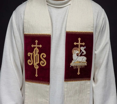 Stuła liturgiczna ecru z haftem Baranka Paschalnego – detal 2