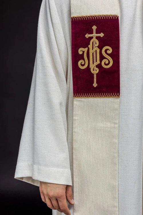 Stuła liturgiczna ecru z haftem Baranka Paschalnego – detal 3